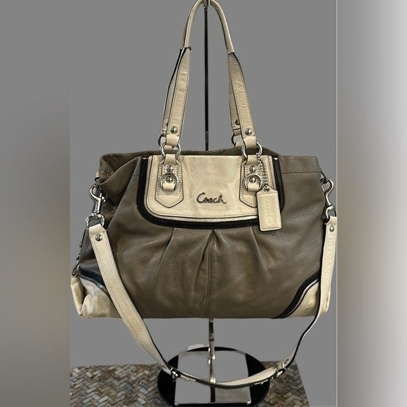 Coach Handbags - Coach Vintage Ashley Spectator F17096